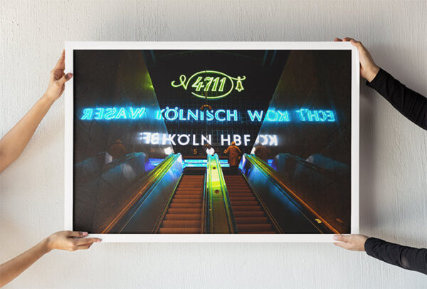 KPLO_004_Dat-Wasser-vun-Koelle-4711-Hauptbahnhof-Poster-im-weissen-Rahmen-Ansicht-2