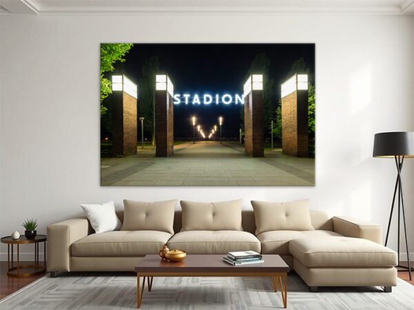 KPML_050_Stadioneingang_Wandbild-effzeh-Koeln-Stadion-Nachtaufnahme-Wandansicht-Wohnzimmer-4